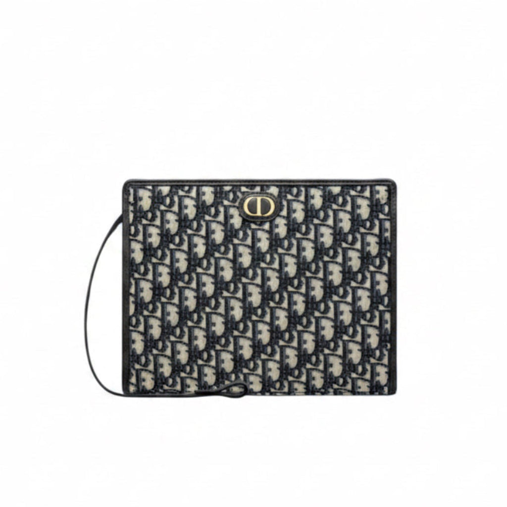 Dior 30 Montaigne Dea Pouch crafted in blue Dior Oblique jacquard canvas.